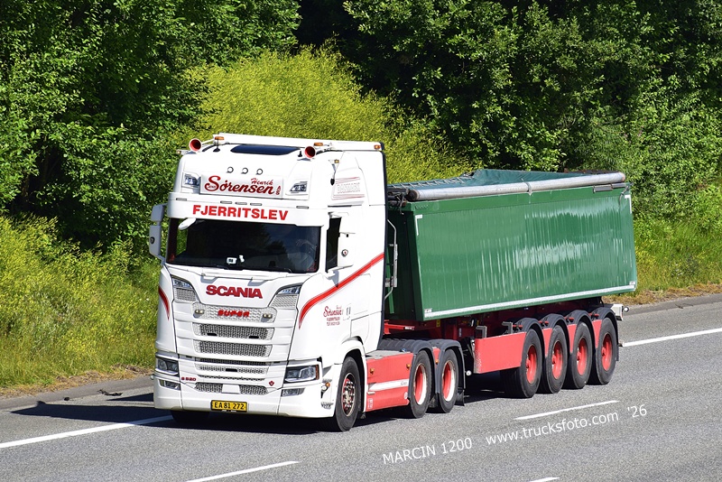 _DSC1740 HENRIK SORENSEN-crop-SCANIA S520 V8.JPG