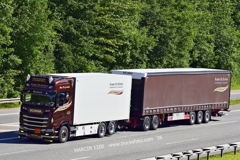 _DSC2666 KASPER H NIELSEN-crop-SCANIA S520 V8 - 25,25m.JPG