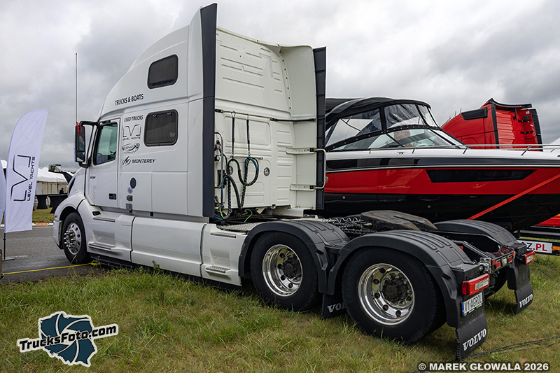 Volvo VNL 780 Truck Outlet.jpg