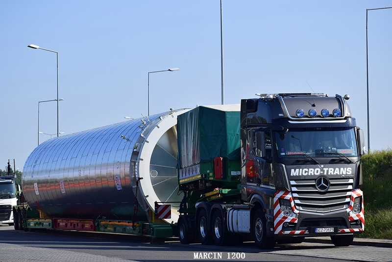 _DSC6080-crop-Mercedes-Benz Actros MP4 GigaSpace-Micro-Trans Psary.JPG