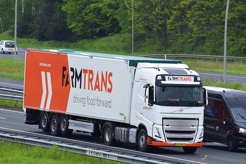 _DSC4200-crop-Volvo FH V Globetrotter-Farm Trans.JPG