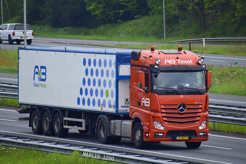 _DSC3539-crop-Mercedes-Benz Actros MP4-AB Texel.JPG