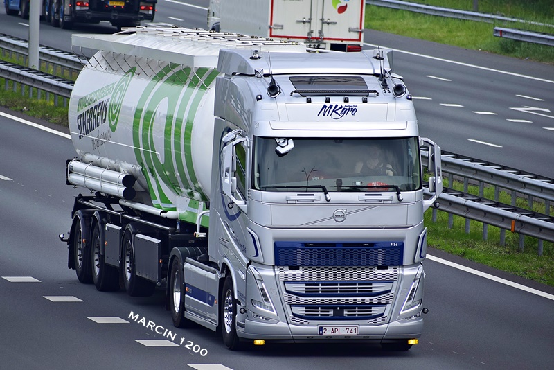 _DSC3226-crop-VOLVO FH V-MKgro.JPG