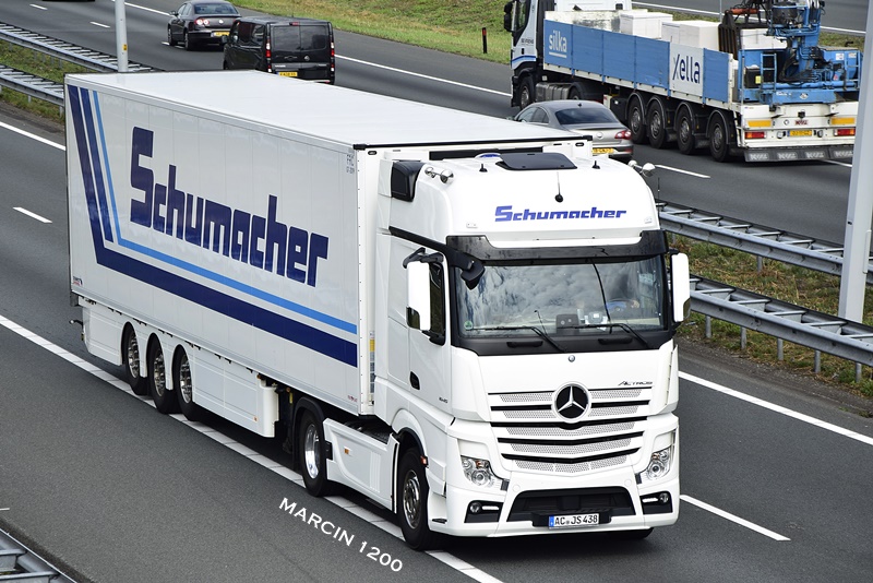 _DSC9215-crop-Schumacher-Mercedes-Benz Actros MP4.JPG