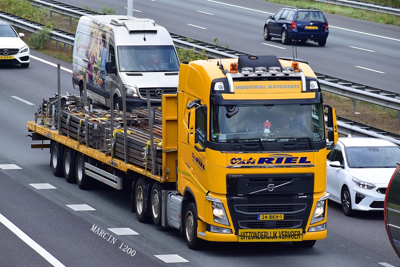 _DSC8516-crop-M.J. van Riel-VOLVO FH IV.JPG