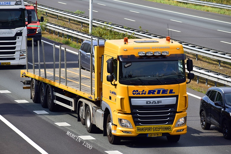 _DSC8595-crop-M.J. van Riel-DAF XF 106.JPG