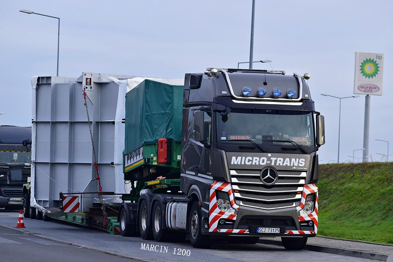 _DSC7180-crop-Mercedes-Benz Actros MP4 GigaSpace-Micro-Trans Psary.JPG