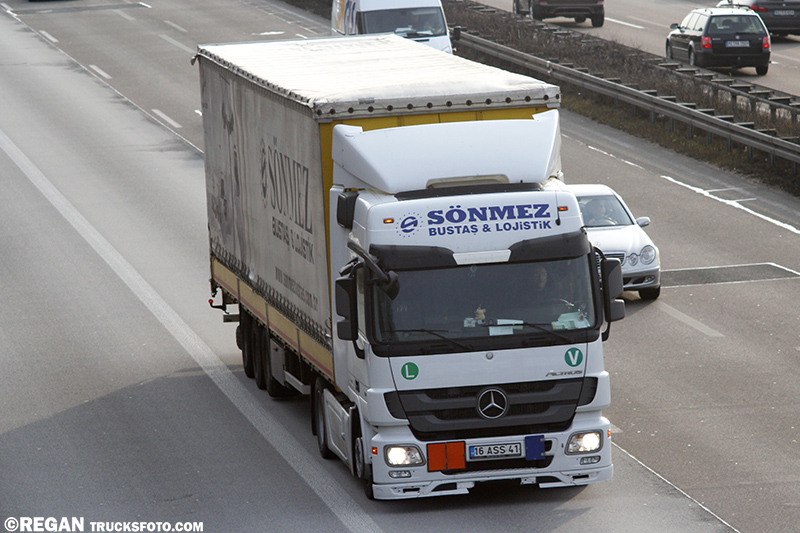 Mercedes-Benz Actros MP3 - Sonmez Bustas.jpg
