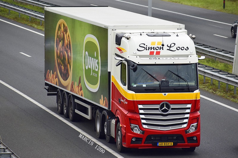_DSC4619-crop-Mercedes-Benz Actros MP5-Simon Loos.JPG