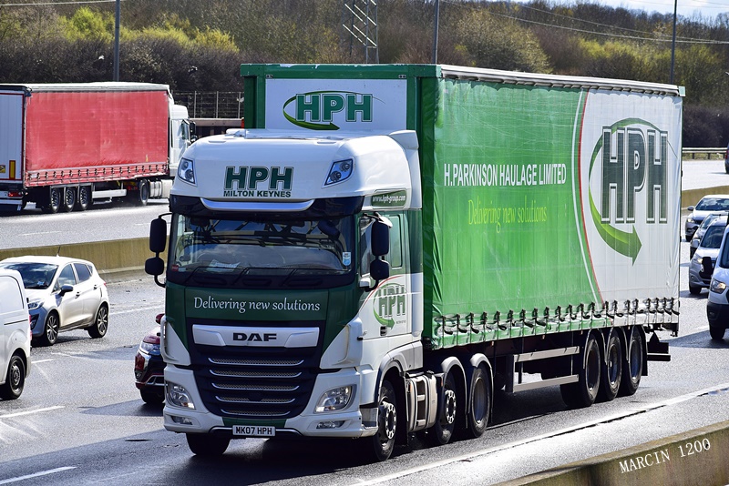 _DSC0939-crop-H Parkinson-DAF XF 106 II.JPG