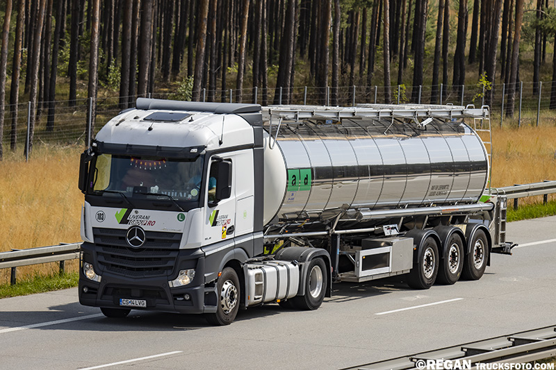 Mercedes-Benz Actros MP4 - Liverani Group.jpg