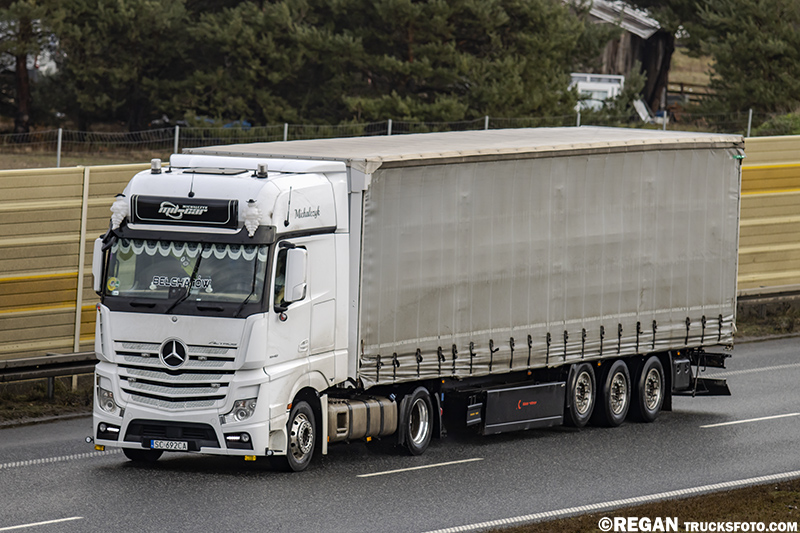 Mercedes-Benz Actros MP4 - Mil-Car.jpg