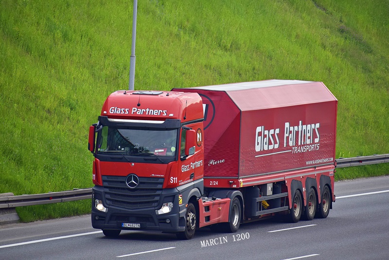 _DSC4325-crop-Glass Partners-Mercedes-Benz Actros MP4.JPG