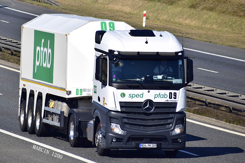 _DSC3562-crop-Pfab-Mercedes-Benz Actros MP4.JPG