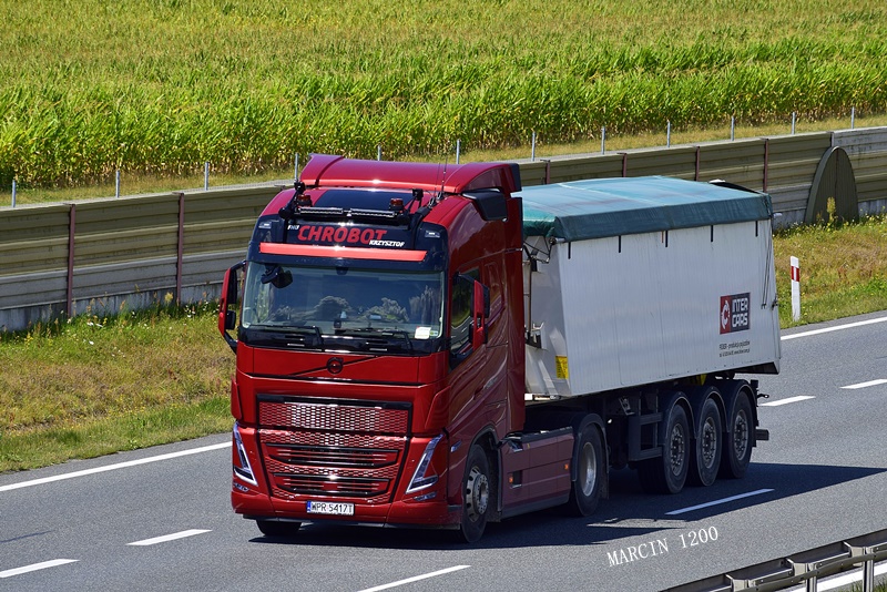 _DSC5650-crop-CHROBOT-VOLVO FH V.JPG