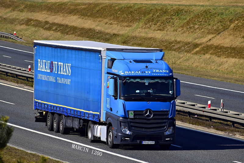 _DSC3634-crop-Bakalovi Trans-Mercedes-Benz Actros MP4.JPG