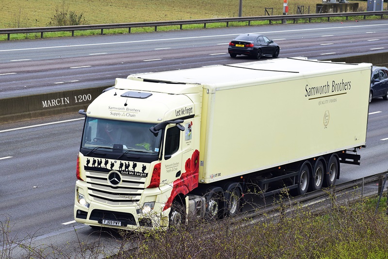 _DSC0300-crop-Samworth Brothers-Mercedes-Benz ActrosL MP5.JPG