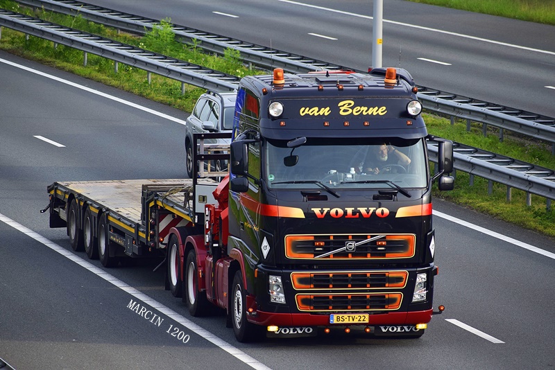 _DSC3446-crop-Van Berne-VOLVO FH III.JPG