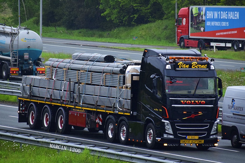 _DSC4113-crop-Van Berne-VOLVO FH IV.JPG