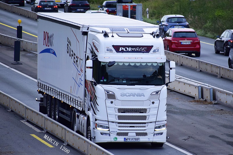 _DSC8297-crop-Pol Mack-SCANIA S500.JPG