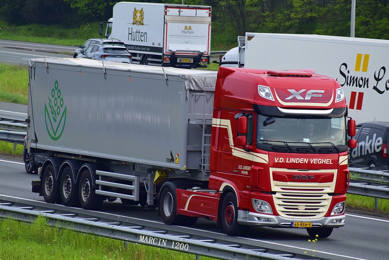 _DSC3880-crop-Van der Linden-DAF XF 106 II-STAS.JPG