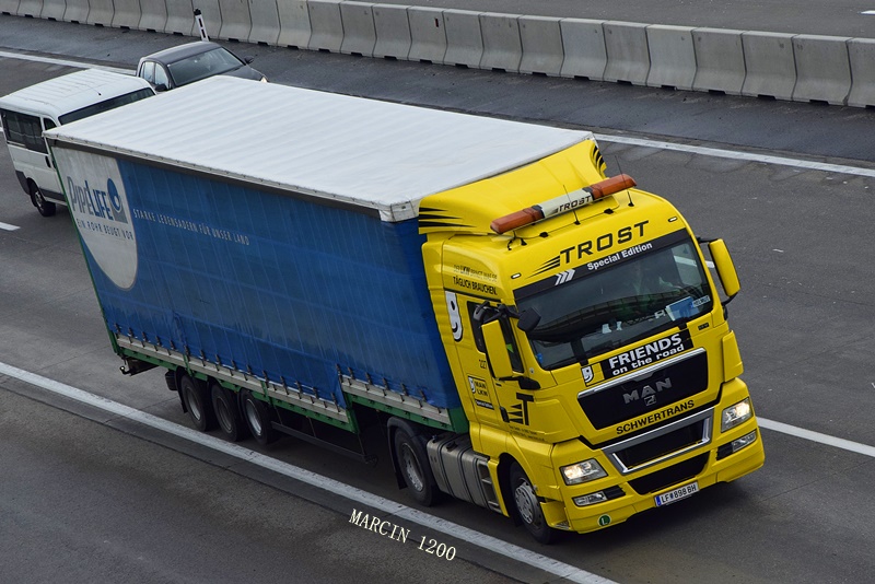 _DSC2668-crop-MAN TGX-TROST-FRIENDS ON THE ROAD.JPG