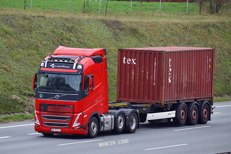 _DSC0903-crop-MajorkaTrans-VOLVO FH V-WIELTON.JPG
