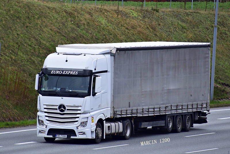 _DSC0750-crop-Mercedes-Benz Actros MP4-Euro-Expres.JPG
