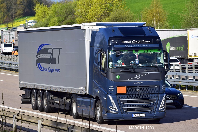 _DSC2849-crop-SLOVAK CARGO TRANS-VOLVO FH V-Schwarzmüller.JPG