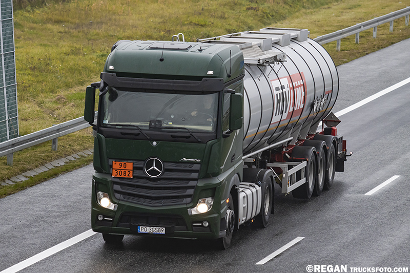 Mercedes-Benz Actros MP4 - Revline Motor Oil.jpg
