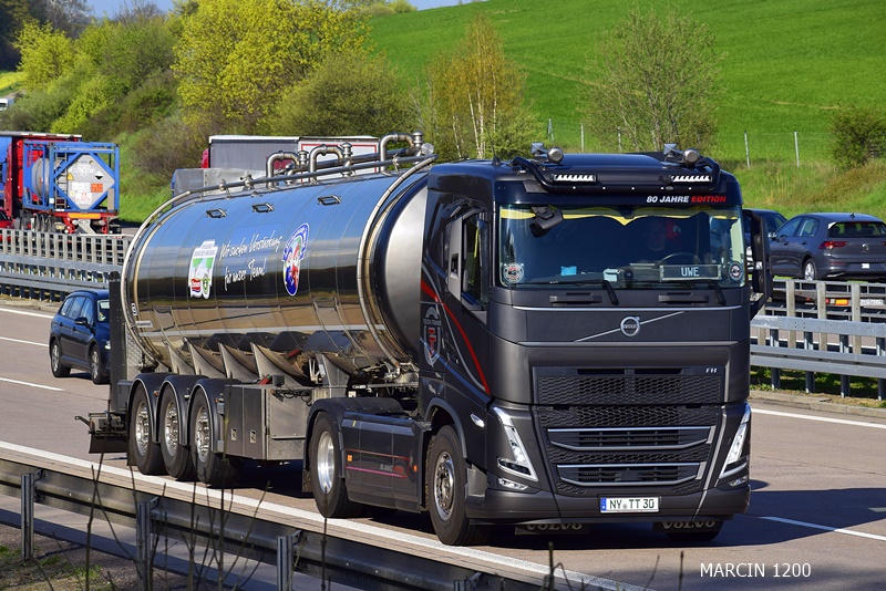 _DSC2824-crop-Teich-Trans-VOLVO FH V-80 JAHRE EDITION.JPG
