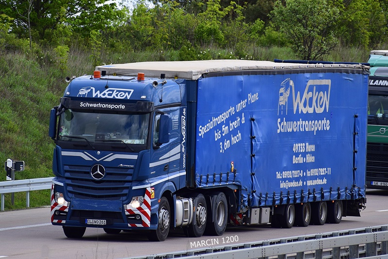_DSC2726 WOCKEN-crop-Mercedes-Benz Actros MP4.JPG