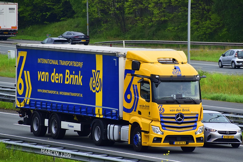 _DSC3833-crop-Mercedes-Benz Actros MP5- Van den Brink.JPG