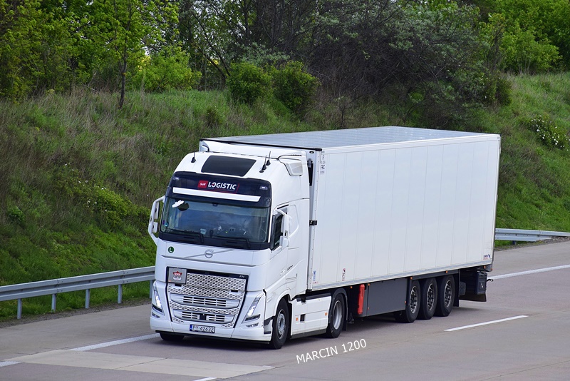 _DSC2559 S&M LOGISTIC-crop-VOLVO FH V.JPG