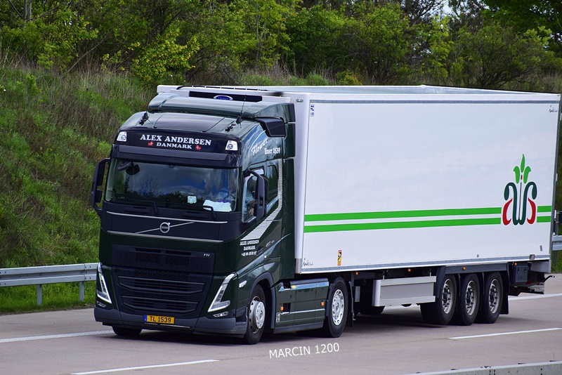 _DSC2728 ALEX ANDERSEN-crop-VOLVO FH V.JPG