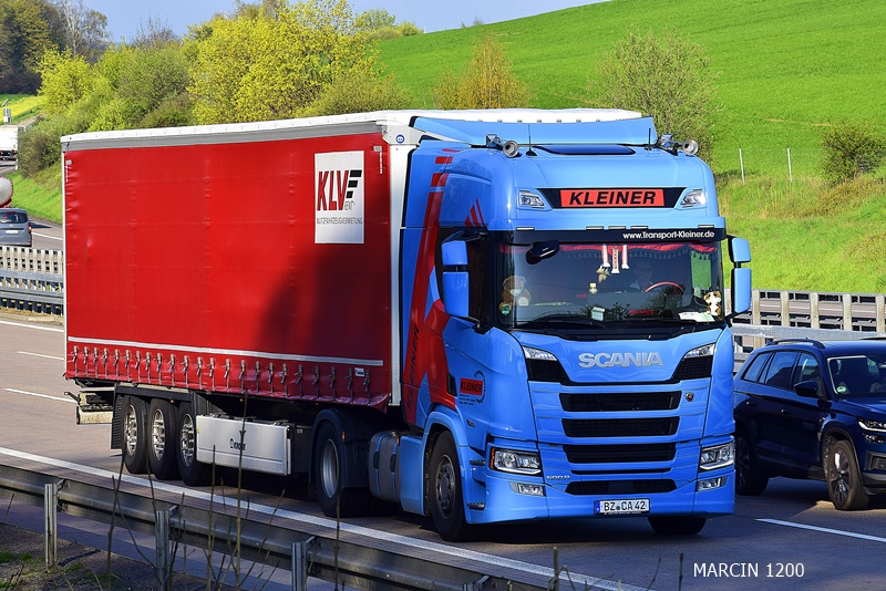 _DSC2741-crop-KLEINER-SCANIA R500-KRONE.JPG