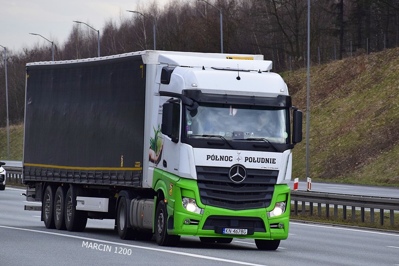 _DSC0010-crop-Północ-Południe-Mercedes-Benz Actros MP4.JPG