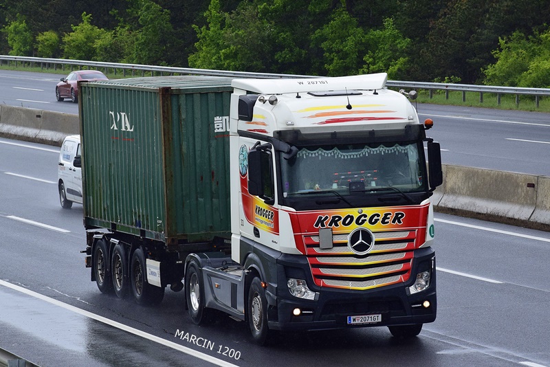 _DSC2948 KROGGER-crop-Mercedes-Benz Actros MP4.JPG