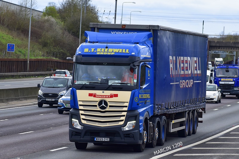 _DSC0555-crop-R.T. Keedwell-Mercedes-Benz Actros MP5.JPG