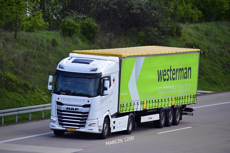 _DSC2603 POMOC HUMANITARNA-crop-DAF XG.JPG