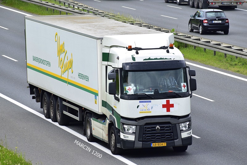 _DSC3520-crop-POMOC HUMANITARNA-RENAULT RANGE-T.JPG