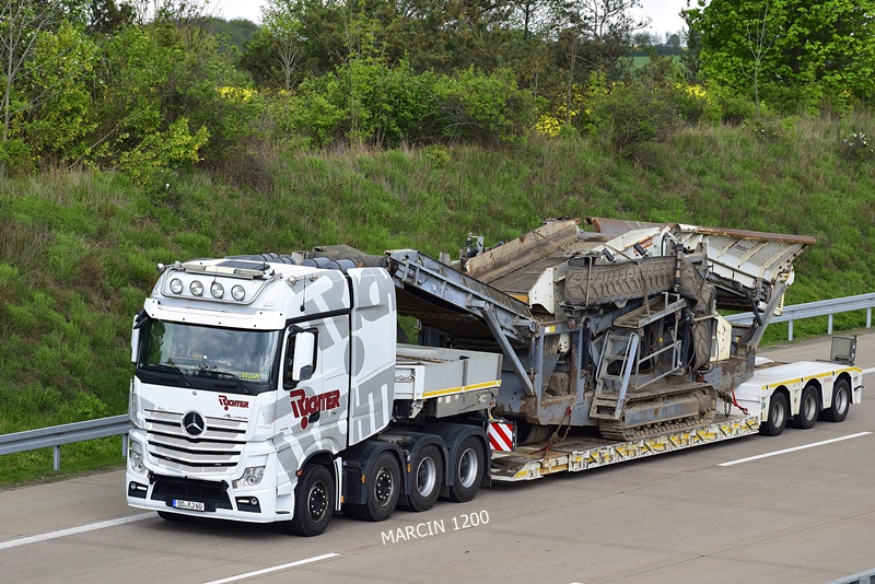 _DSC2039 RICHTER-crop-Mercedes-Benz Actros MP4.JPG