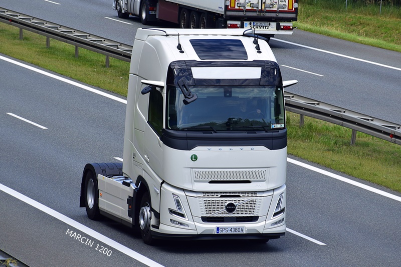 _DSC5076-crop-VOLVO FH AERO.JPG