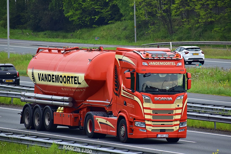 _DSC3942-crop-Vandemoortel-SCANIA S580 V8.JPG
