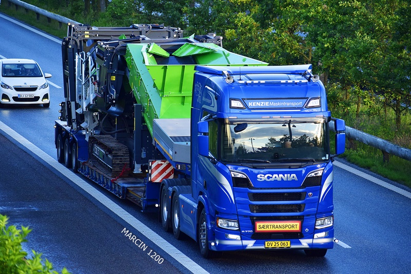 _DSC4147 KENZIE MASKINTRANSPORT-crop-SCANIA S770 V8.JPG