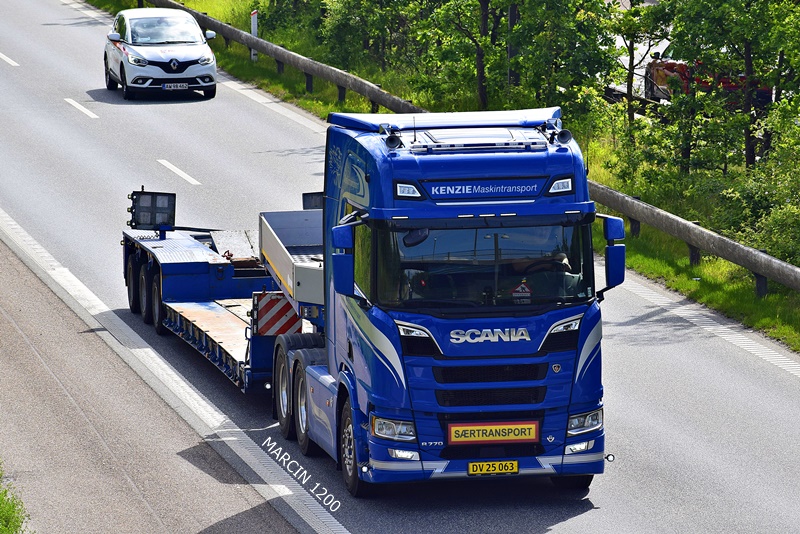 _DSC4532 KENZIE MASKINTRANSPORT-crop-SCANIA S770 V8.JPG