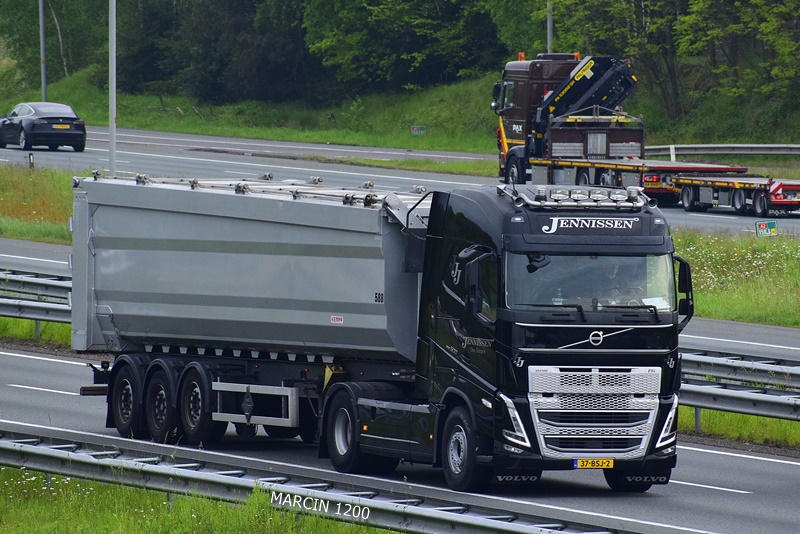 _DSC3711-crop-Jennissen-VOLVO FH V.JPG
