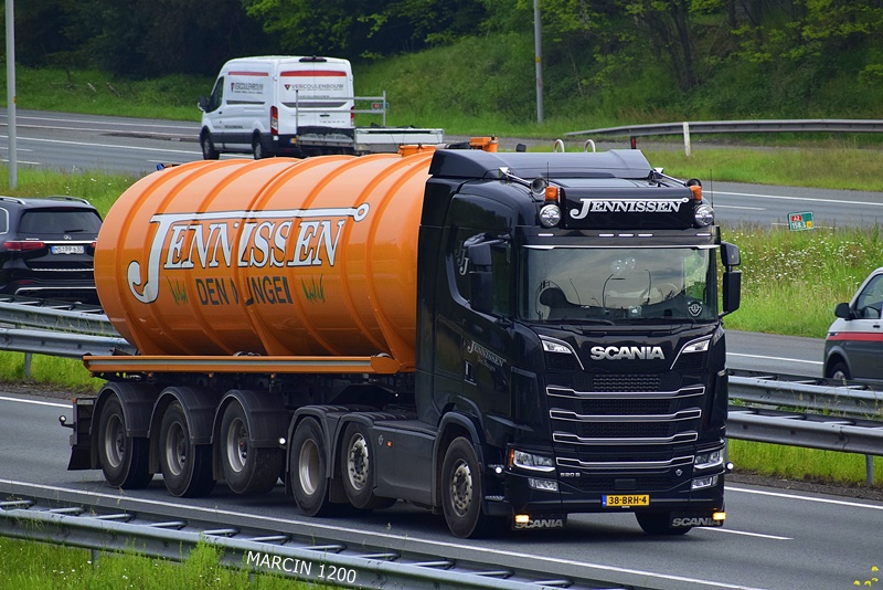 _DSC3859-crop-Jennissen-SCANIA S520 V8.JPG