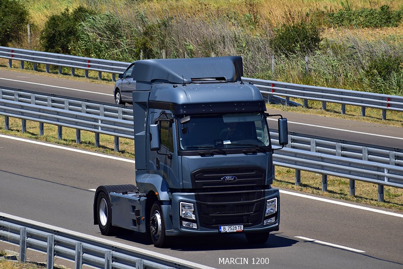 _DSC5395-crop-FORD F-LINE.JPG