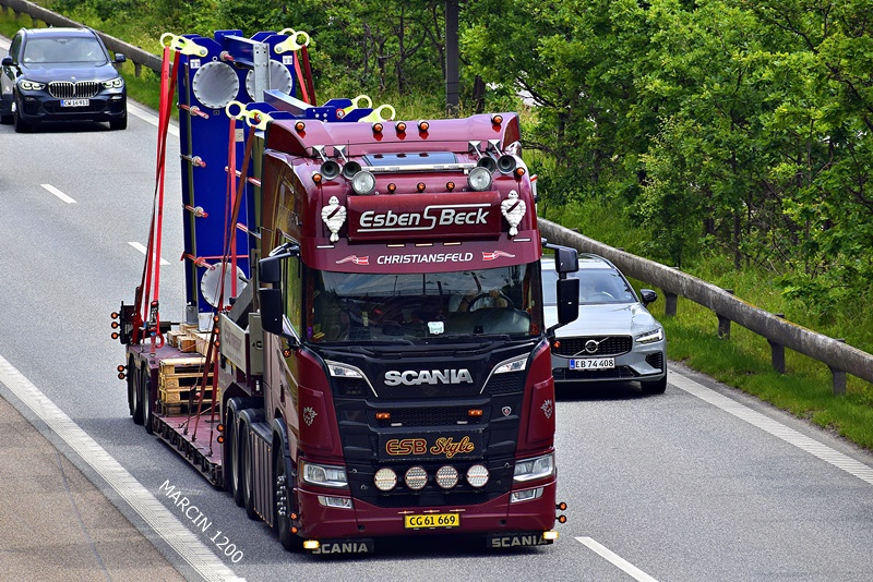 _DSC4767 ESBENS BECK-crop-SCANIA R NG.JPG